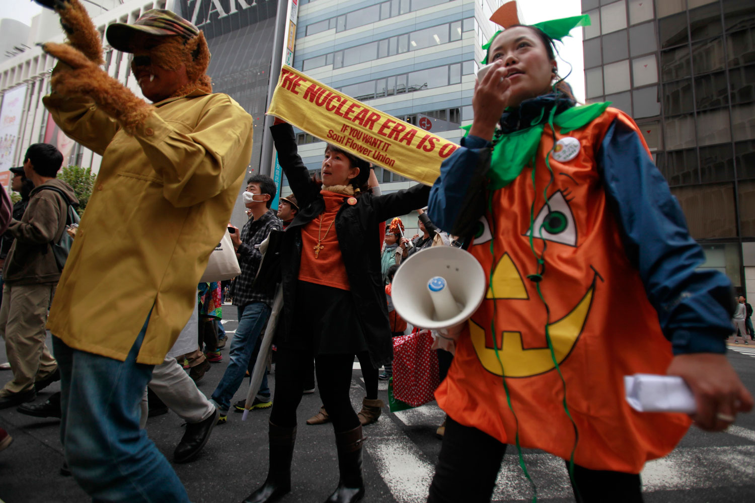 Un centenar de manifestantes disfrazados han protagonizado protestas antinucleares en Tokio