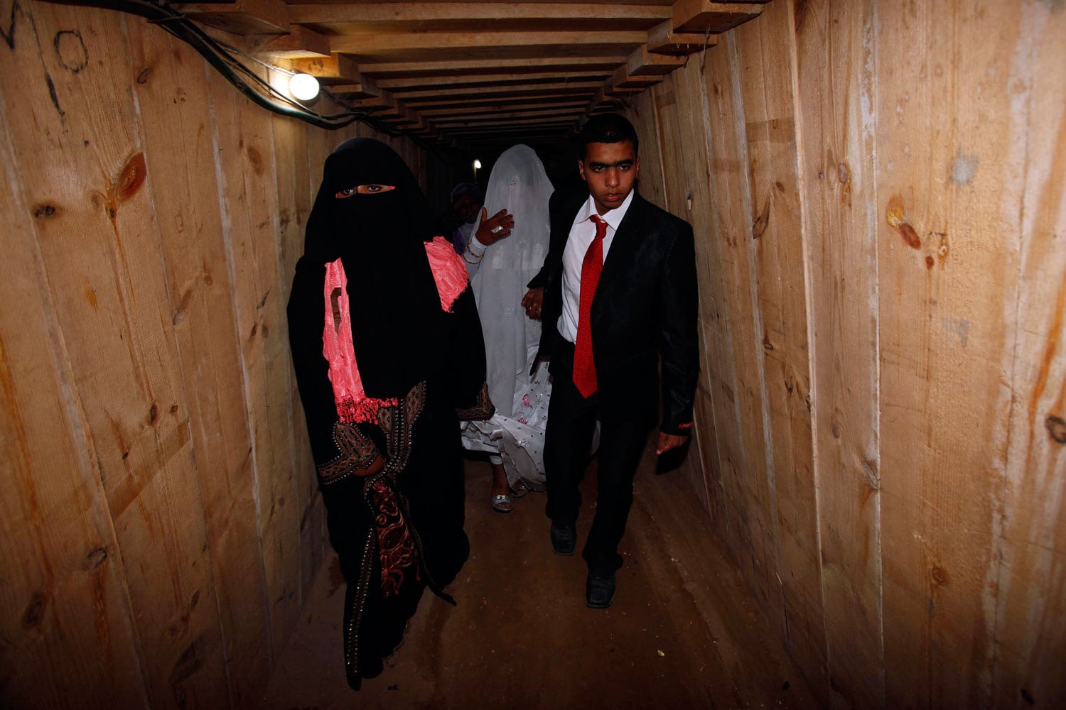 Novios se ven obligados a utilizar un túnel clandestino para llegar a tiempo a su boda en Gaza