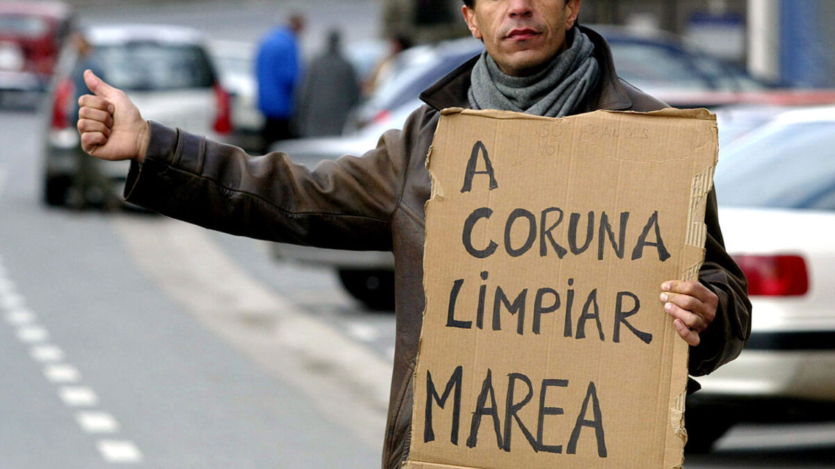 España entera se volcó para limpiar la costa gallega