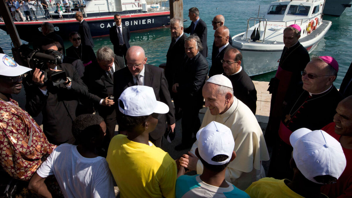 En su visita a Lampedusa el Papa Francisco criticó la globalización de la indiferencia»