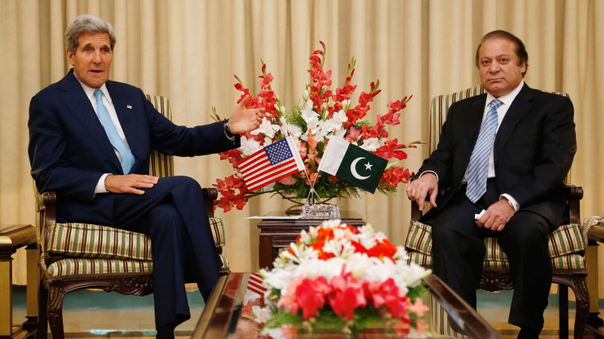 Kerry con el primer ministro de Pakistán Nawaz Sharif en una reunión mantenida este verano