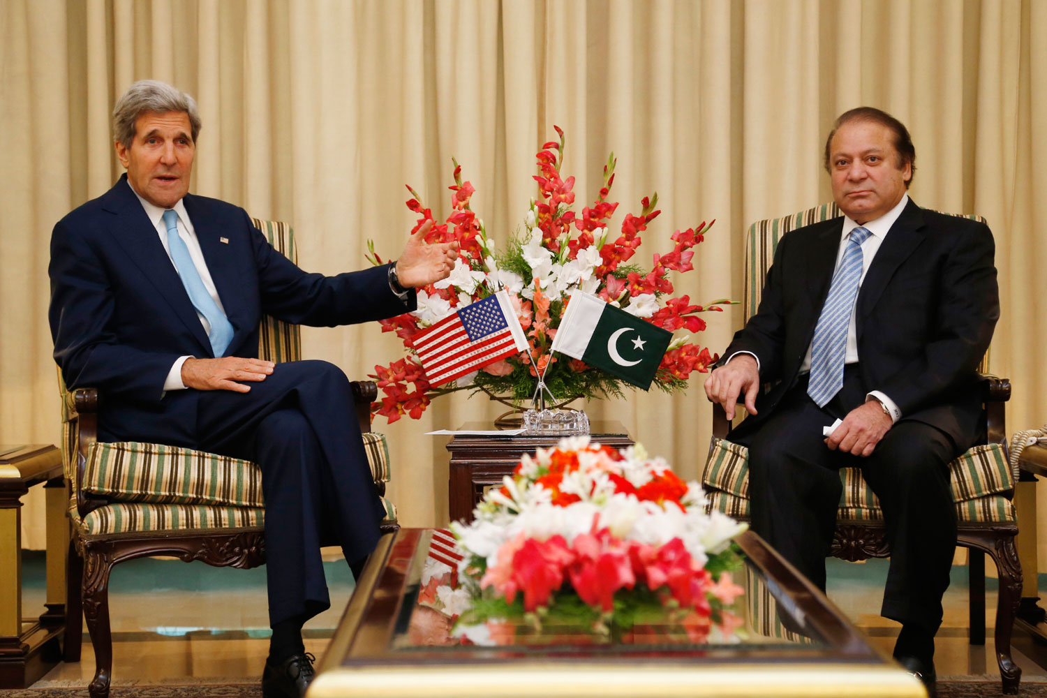 Kerry con el primer ministro de Pakistán Nawaz Sharif en una reunión mantenida este verano