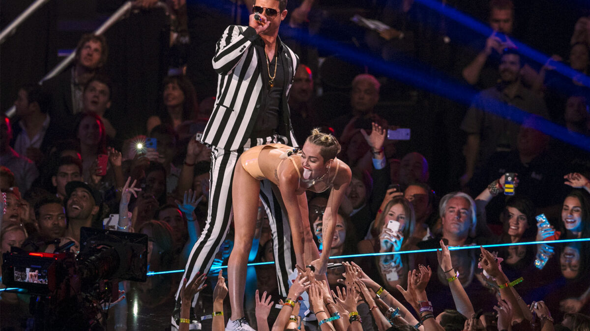 Miley Cyrus intentando escandalizar en los MTV 2013 tan sólo ha logrado sangrientas críticas