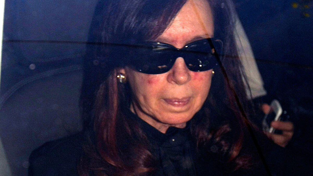 Cristina Fernández pasa de nuevo por quirófano para eliminar un hematoma cerebral.