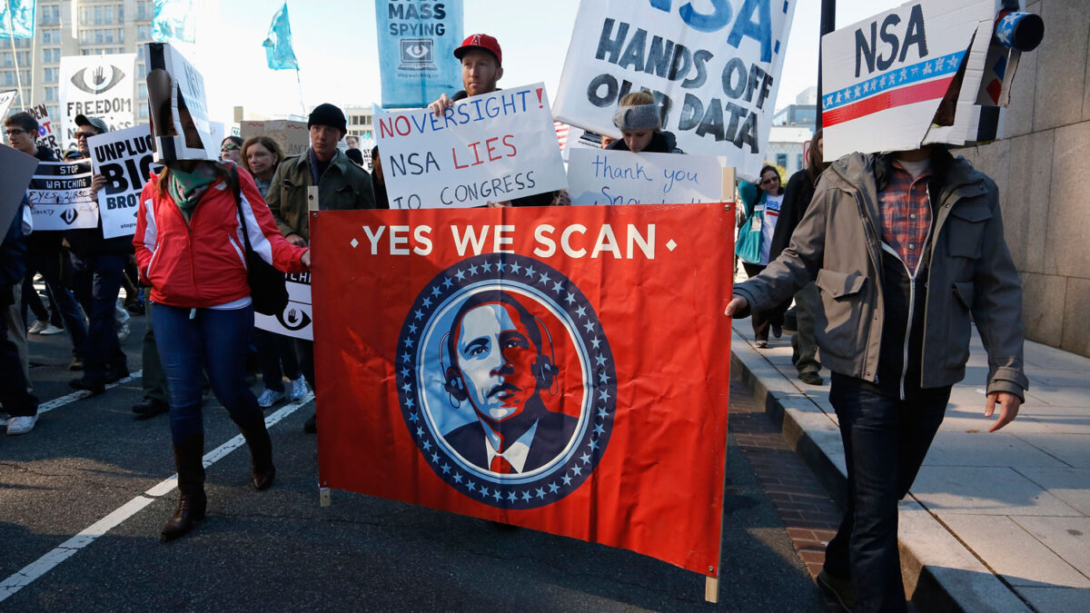 Manifestantes en Washington protestan contra el espionaje ironizando con el lema Yes We Can