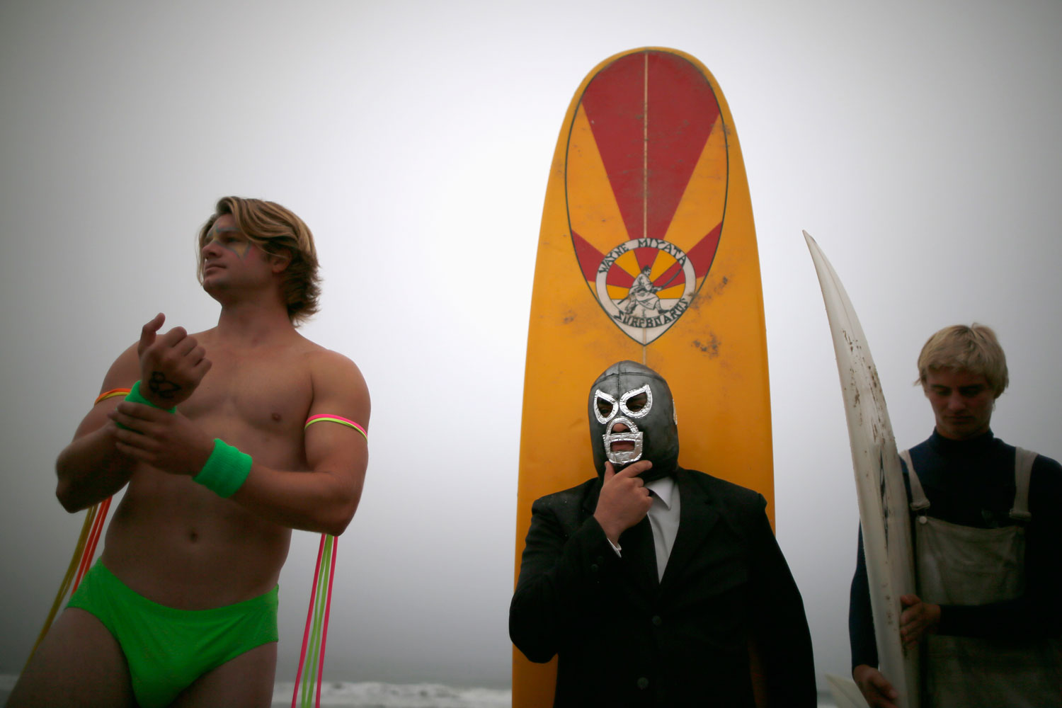 La tienda ZJ Boarding House celebra un campeonato de surf cuyos participantes van disfrazados