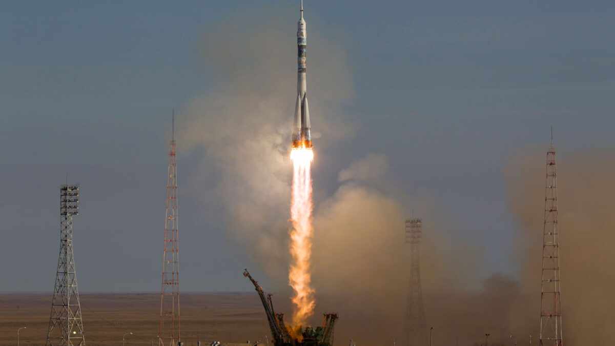 La antorcha no tiene fuego y va atada con un cordón a un astronauta