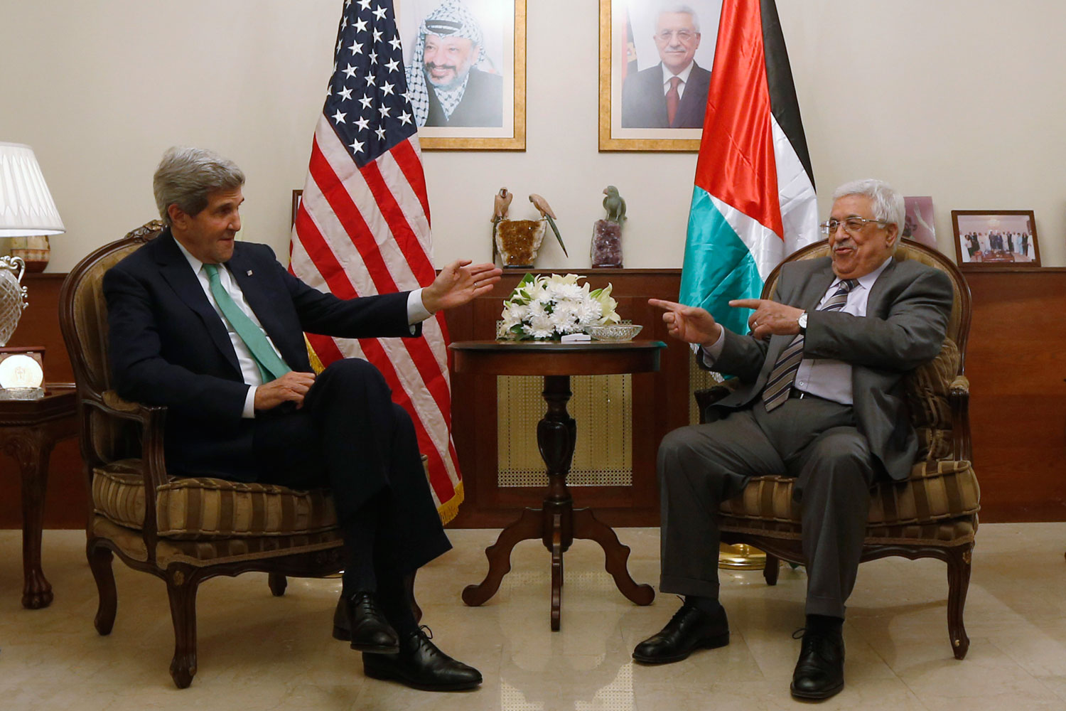 Reunión de Kerry con el palestino Mahmoud Abbas
