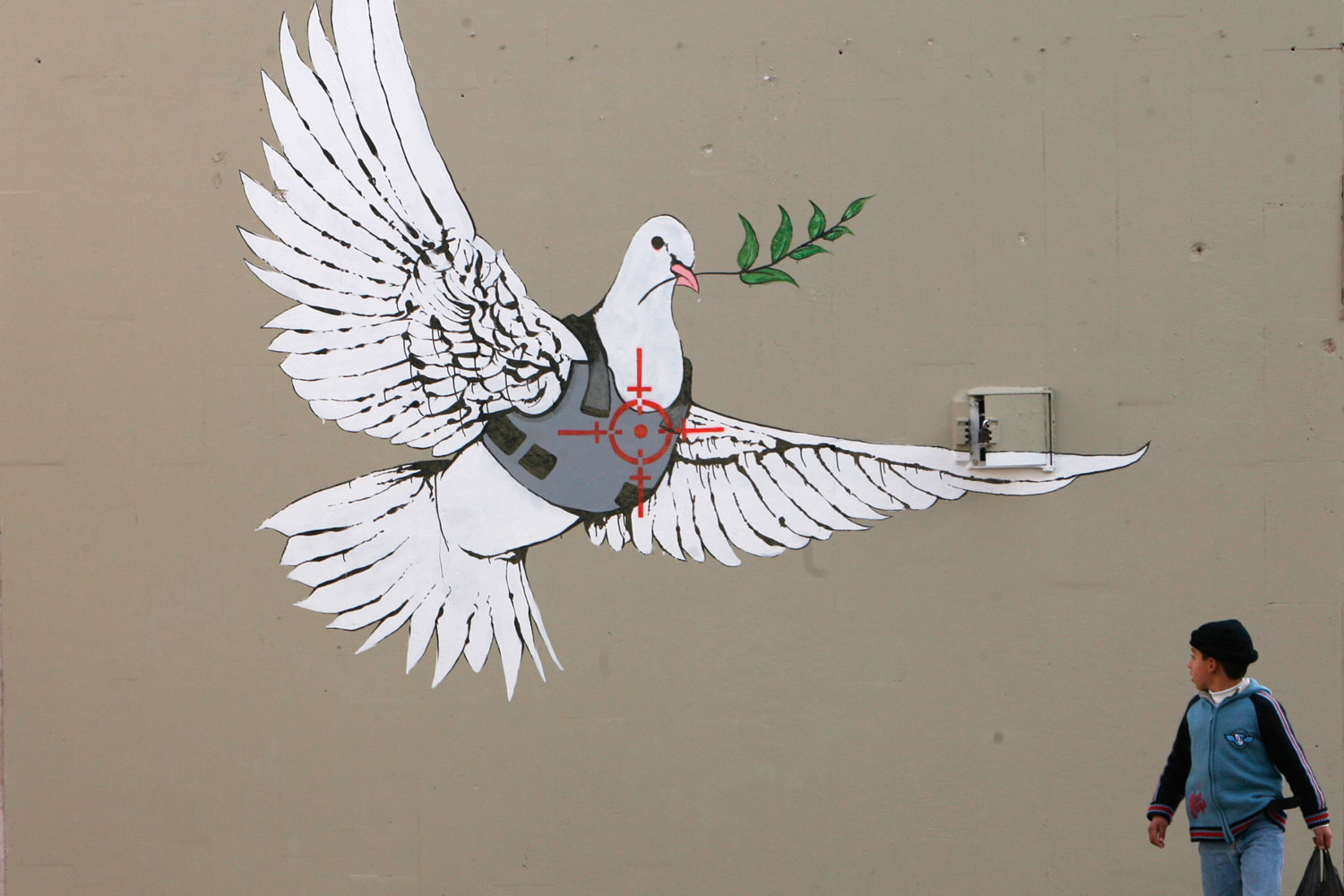 Provocación y política son la base de toda la obra artística del polémico Banksy