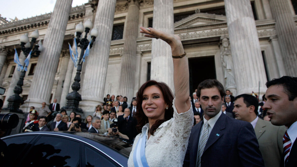 Cristina Fernández de Kirchner toma posesión del cargo de presidenta de la República Argentina.