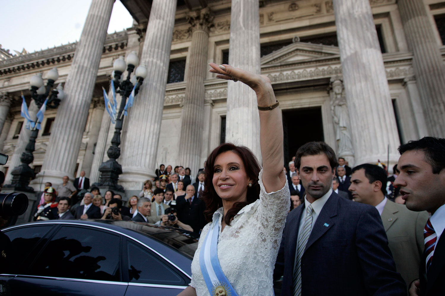 Cristina Fernández de Kirchner toma posesión del cargo de presidenta de la República Argentina.