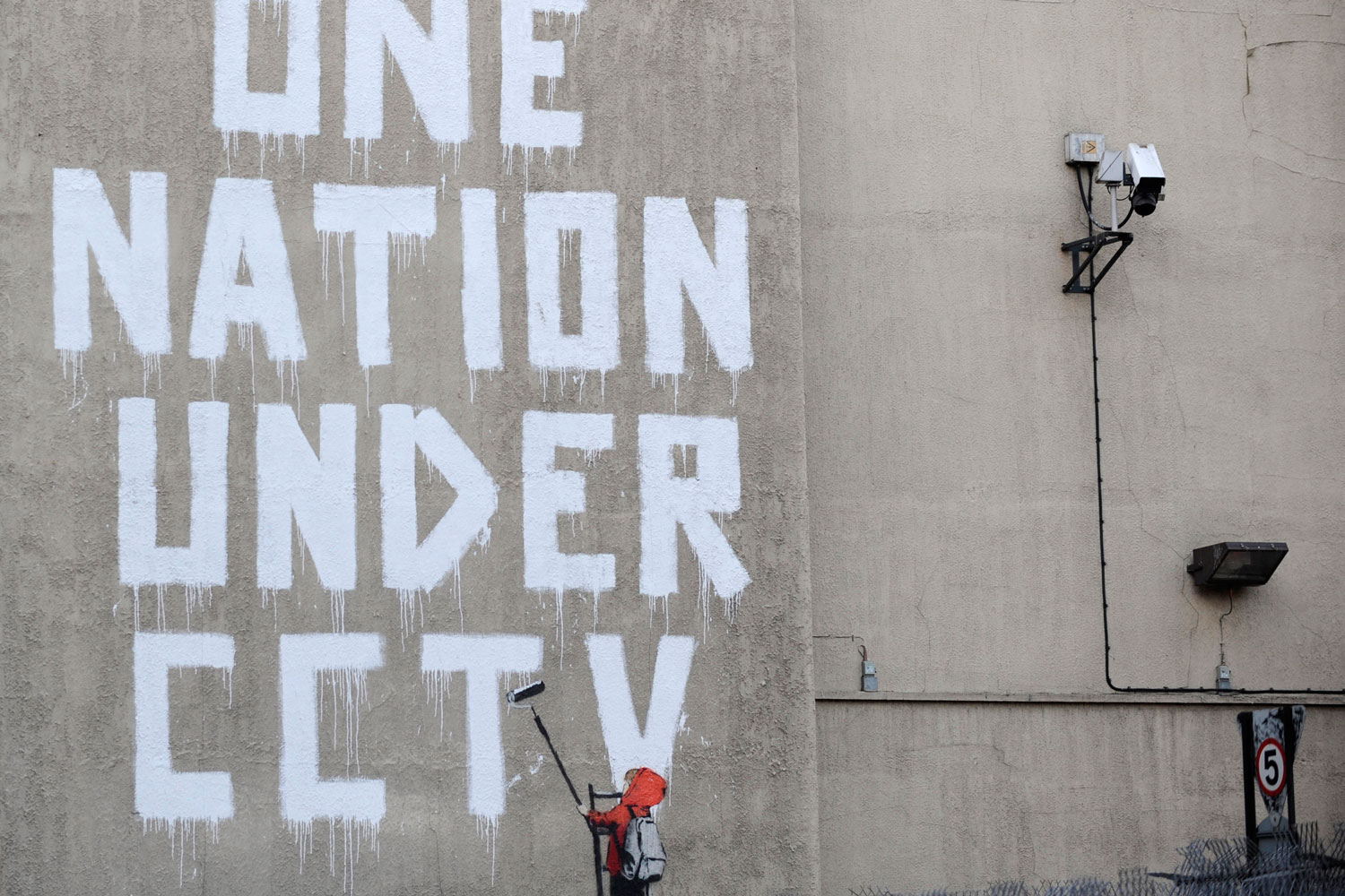 El artista Banksy desafía una cámara de seguridad en 2008
