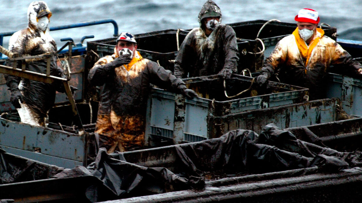 Los marineros y mariscadores que salieron a combatir la marea negra sufren aún las secuelas