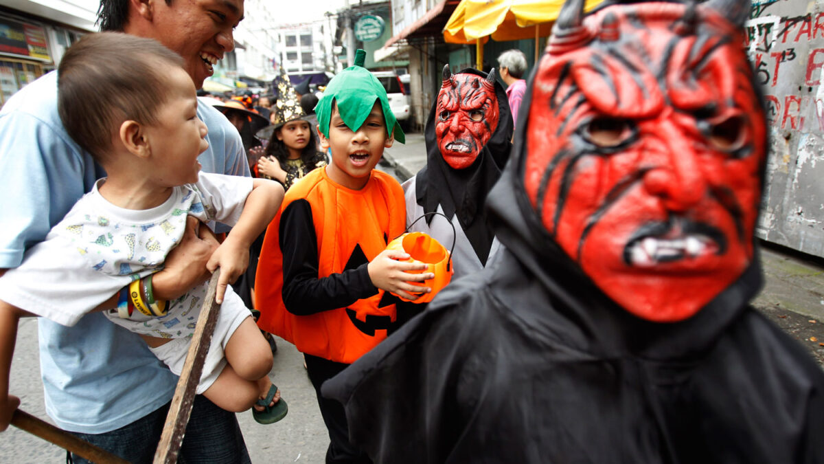 Niños y estudiantes en Manila se han caracterizado como personajes de terror con motivo de Halloween