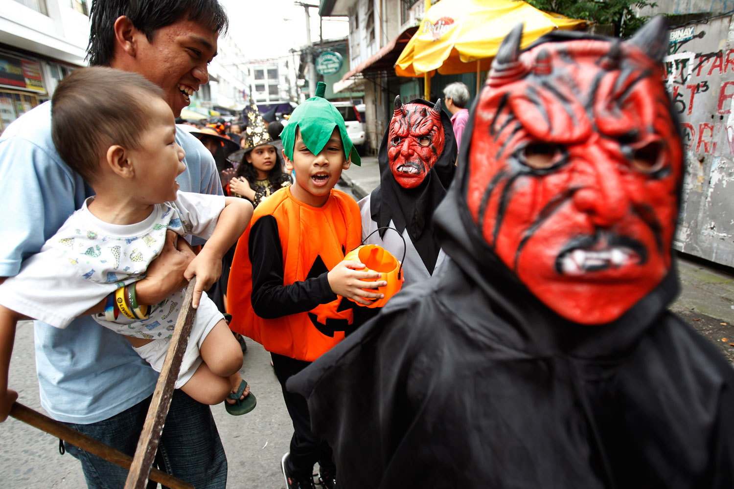 Niños y estudiantes en Manila se han caracterizado como personajes de terror con motivo de Halloween