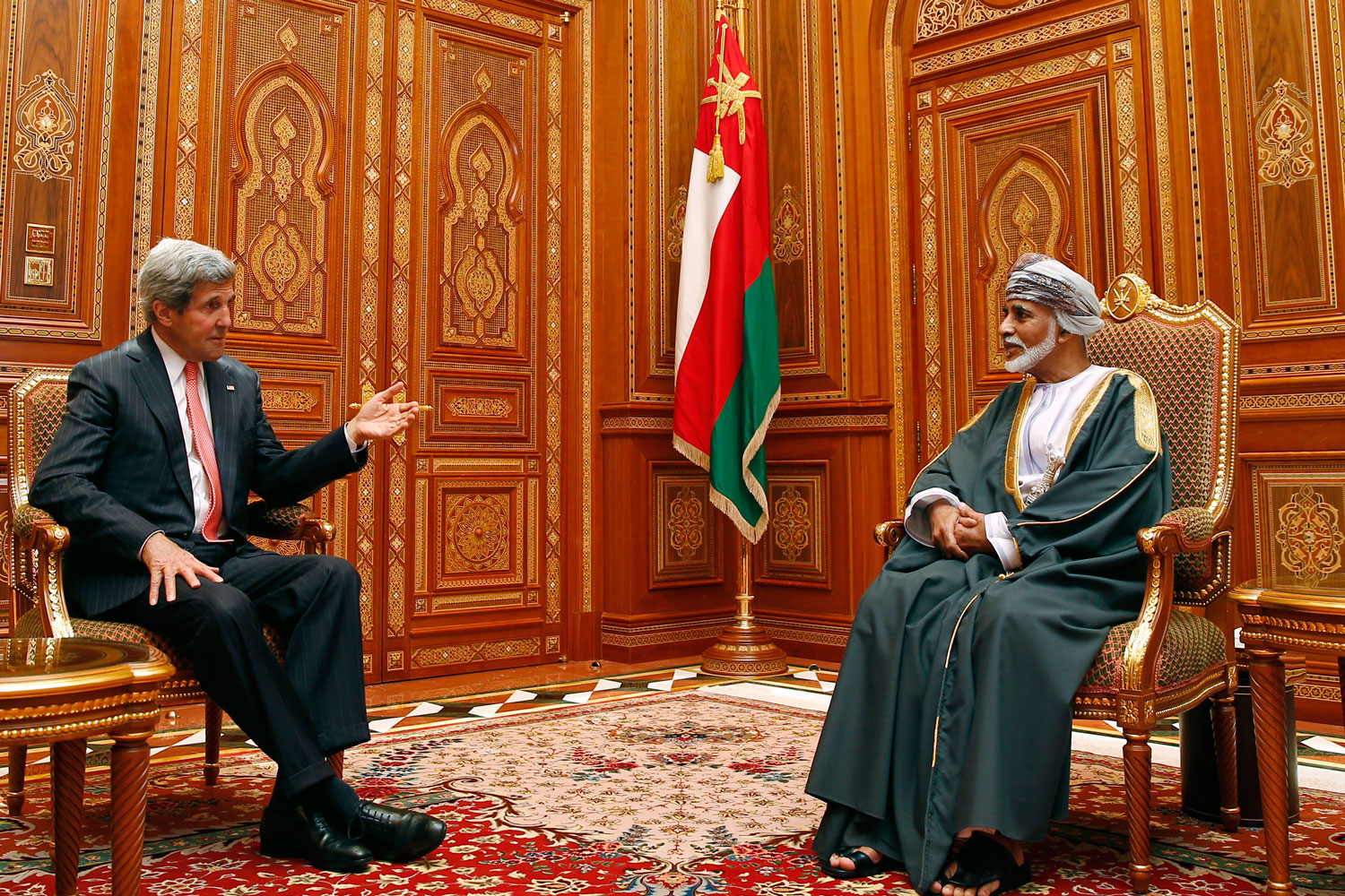 John Kerry visita al sultán de Omán