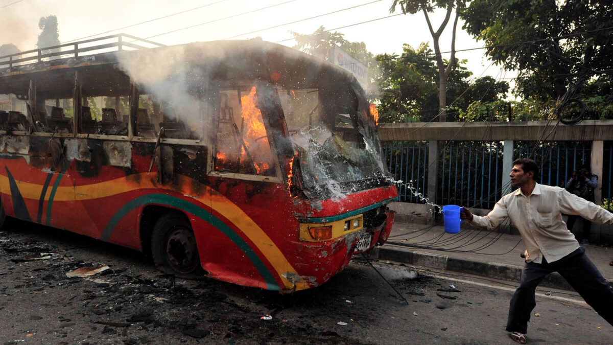 La proximidad de las elecciones incendia las calles en Bangladés