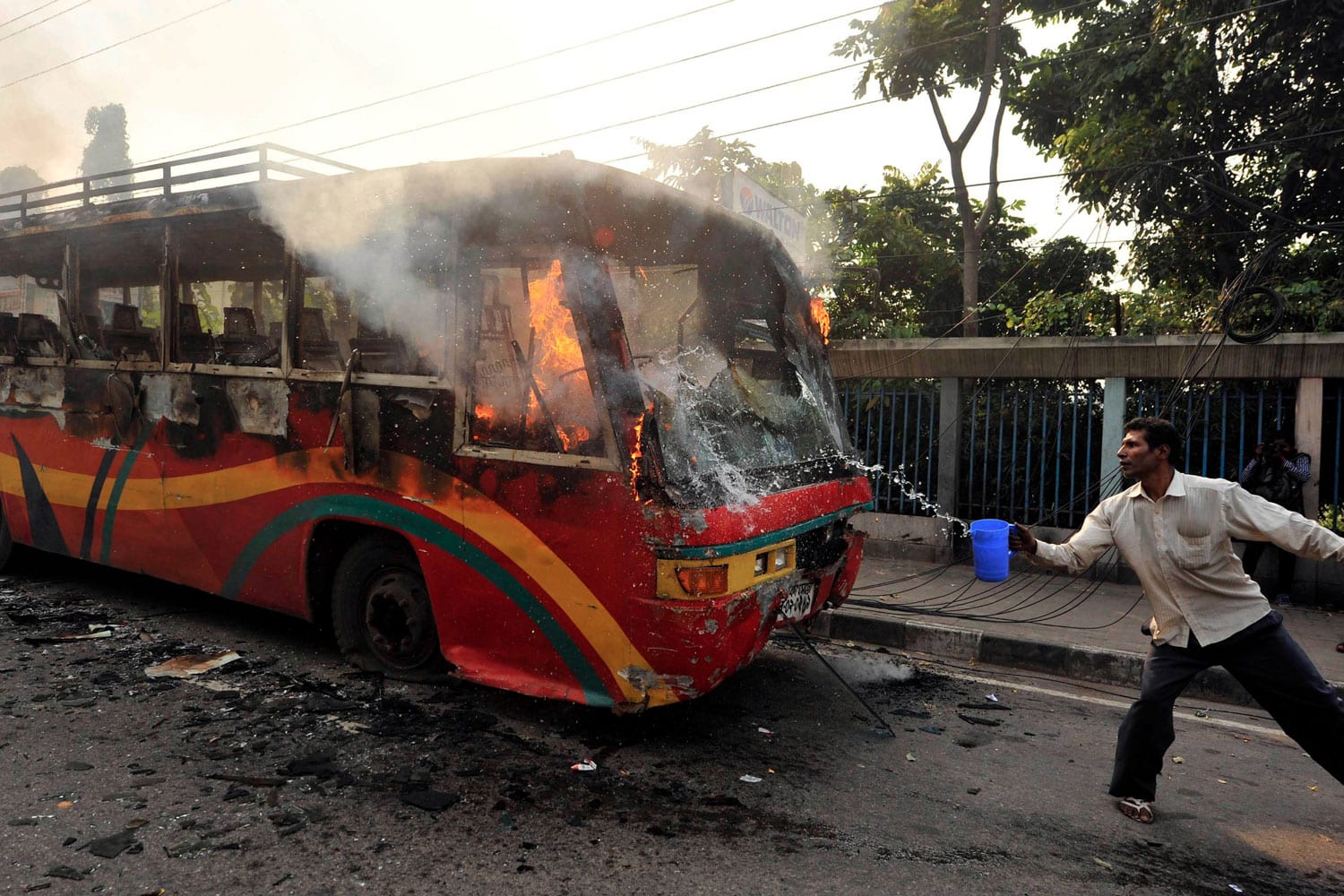 La proximidad de las elecciones incendia las calles en Bangladés