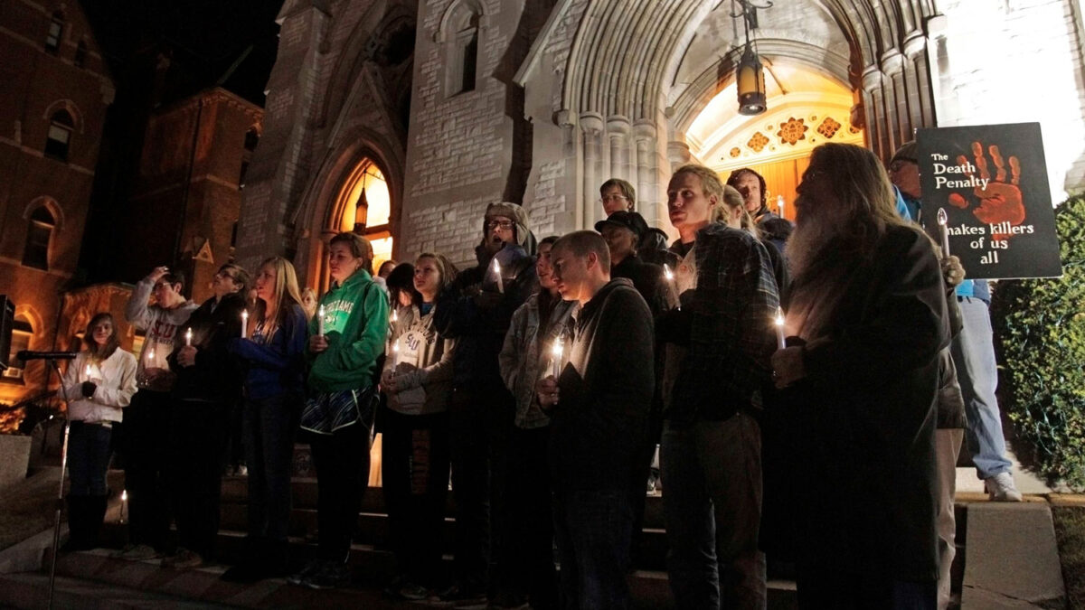 Vigilia contra la pena de muerte y retraso de la ejecución de un preso en Missouri