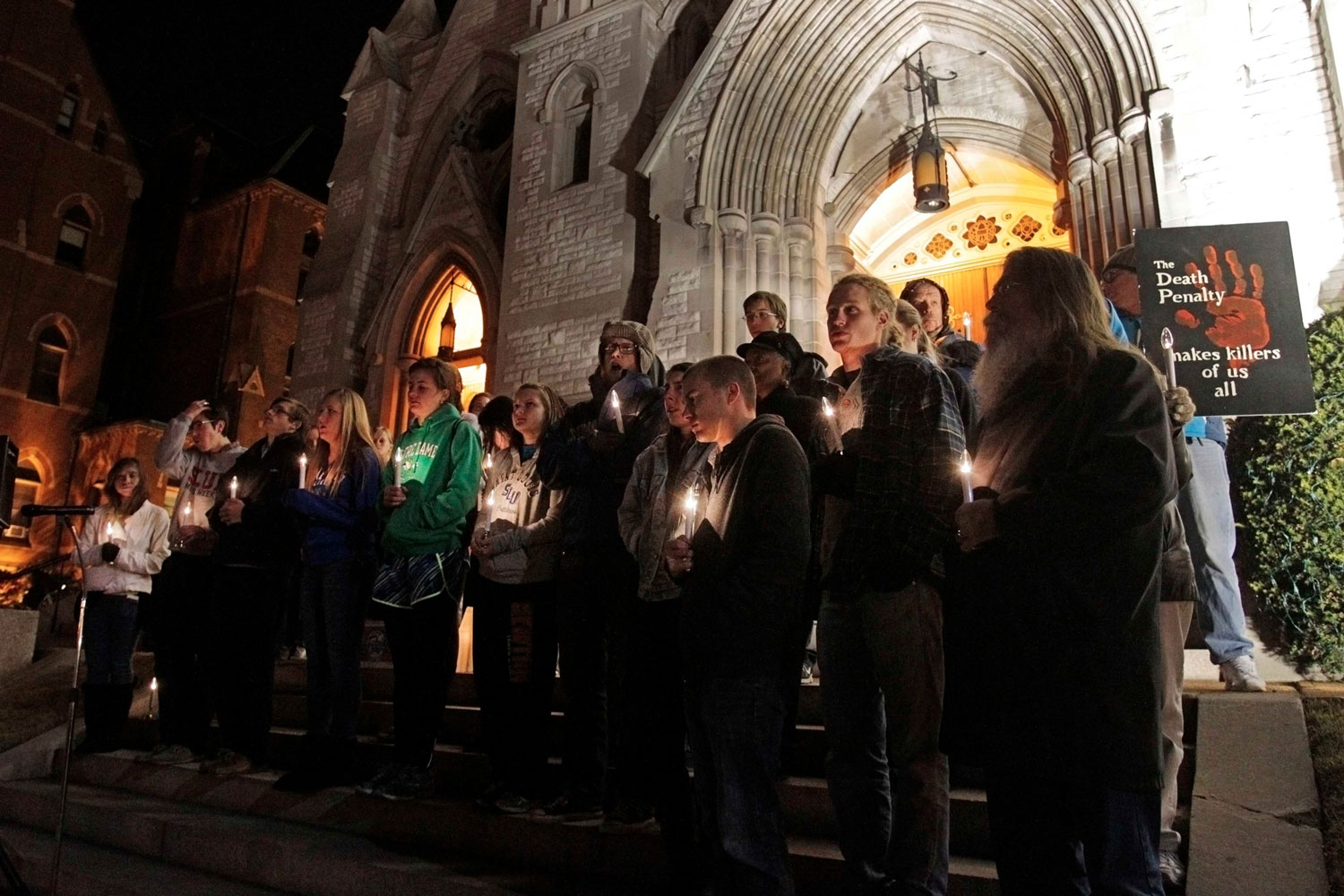 Vigilia contra la pena de muerte y retraso de la ejecución de un preso en Missouri