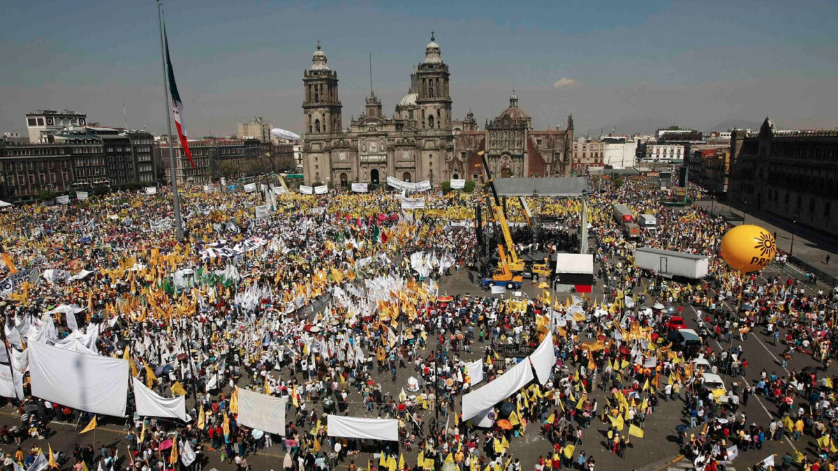 Miles de manifestantes piden un referéndum sobre la reforma energética en México