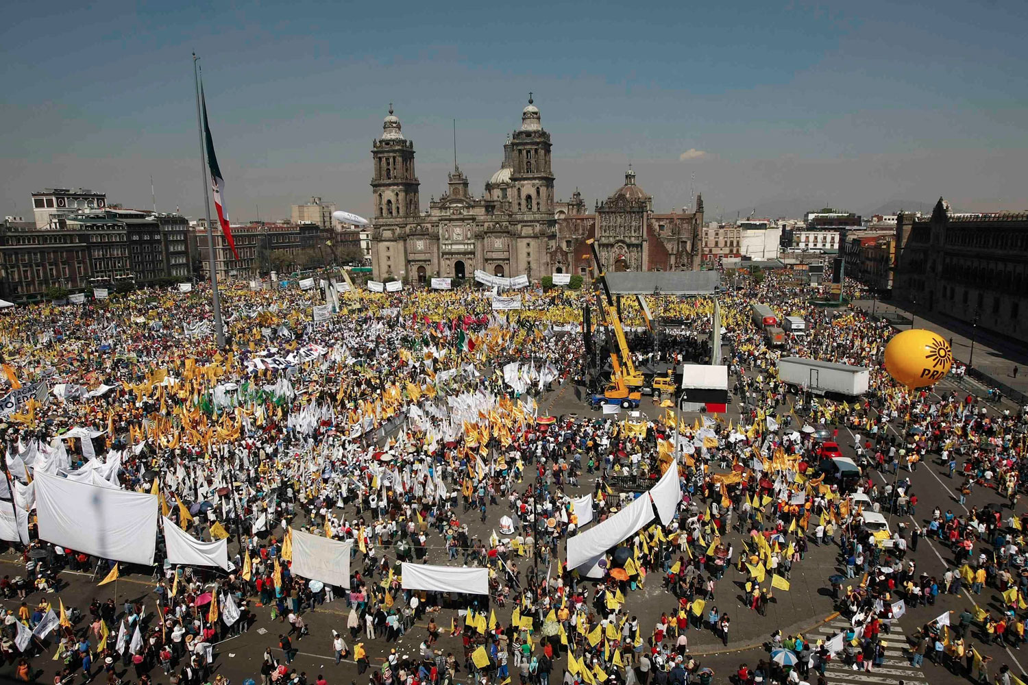 Miles de manifestantes piden un referéndum sobre la reforma energética en México