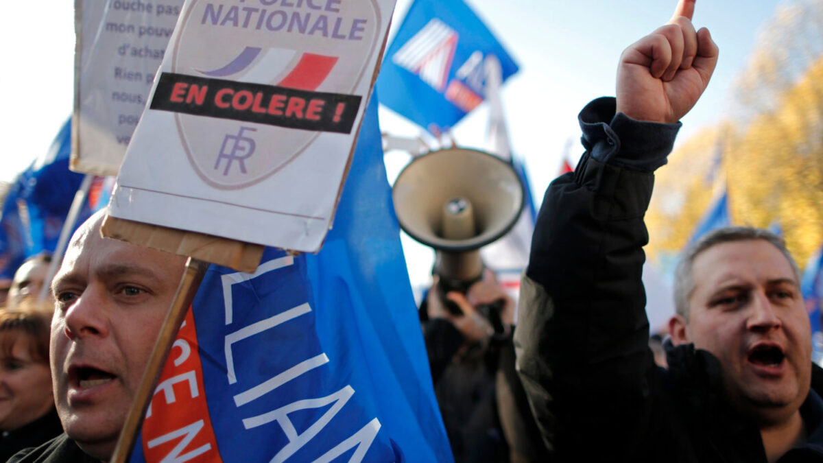 Miles de policías protestan en Francia por sus condiciones laborales