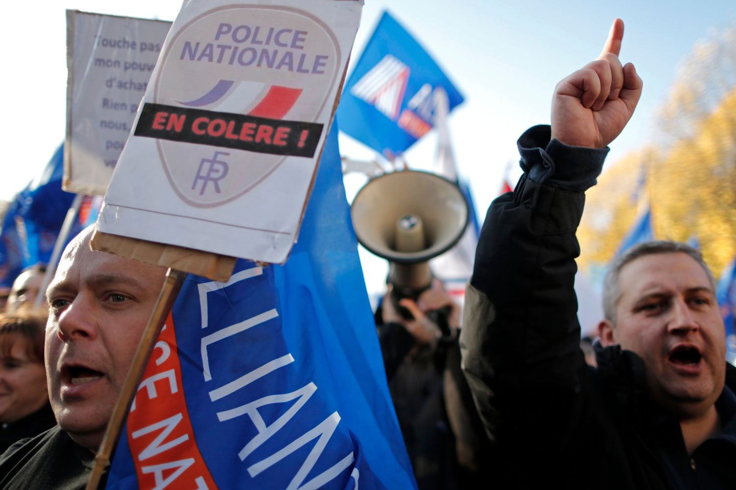 Miles de policías protestan en Francia por sus condiciones laborales
