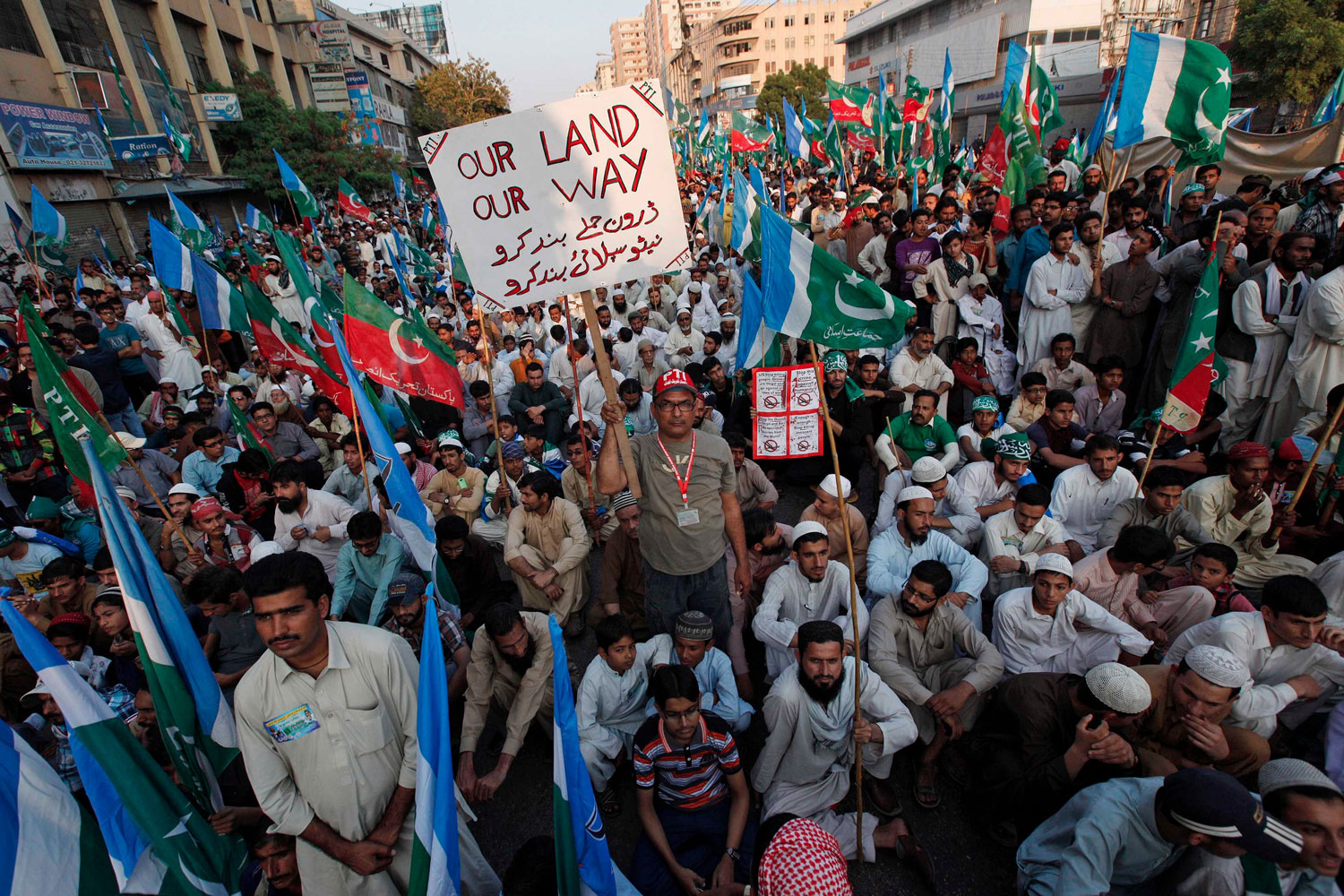 Miles de paquistaníes protestan contar los ataques con drones estadounidenses cortando una carretera
