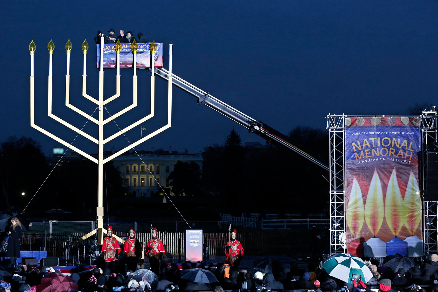 Encendido de la primera vela de Hanukkah frente a la Casa Blanca.