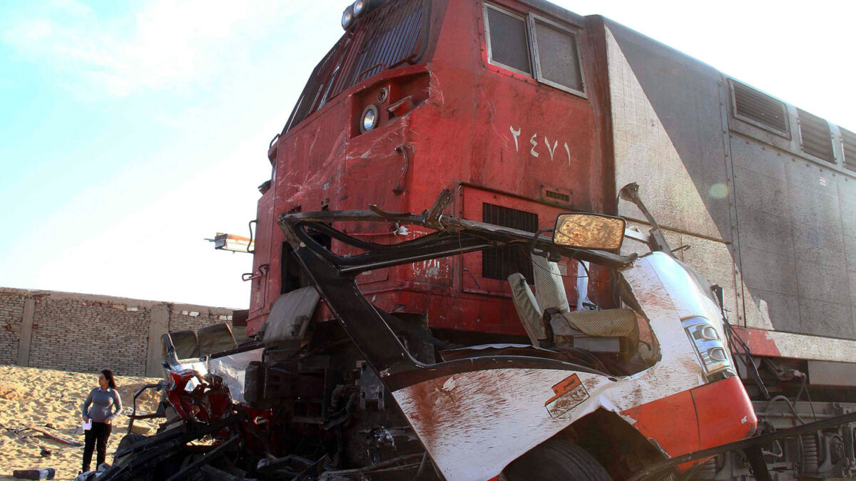 25 muertos y 27 heridos en Egipto en el choque entre un tren y un autobús en un paso a nivel