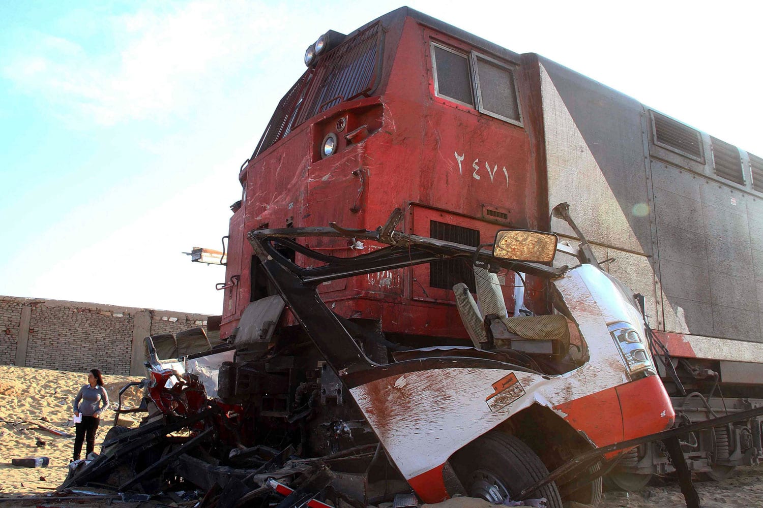 25 muertos y 27 heridos en Egipto en el choque entre un tren y un autobús en un paso a nivel