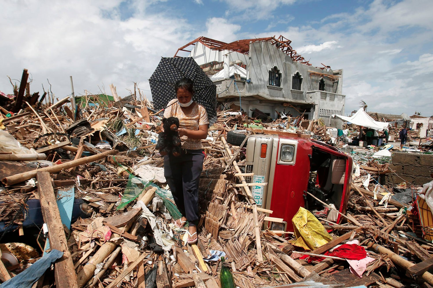 El supertifón destrozó el corazón de Filipinas. 90% de Taclobán derruida