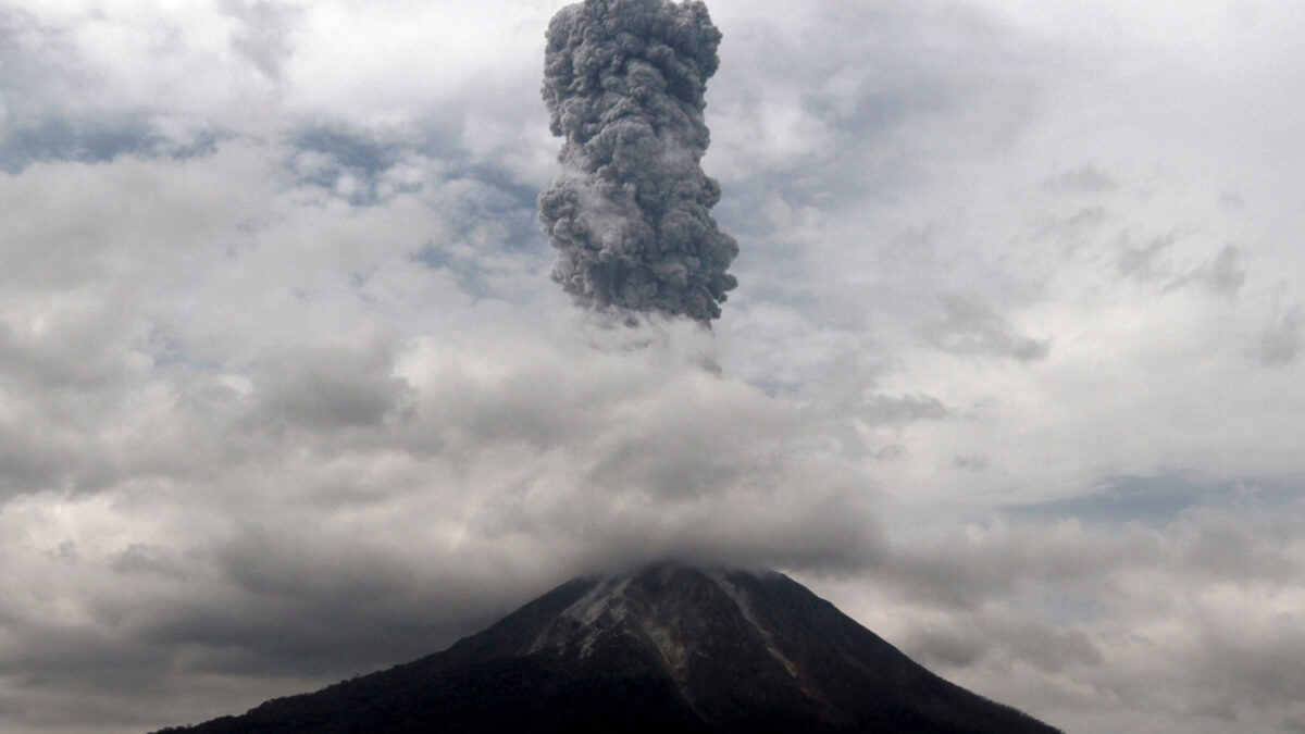 El volcán Sinabung entra en erupción y obliga a desalojar a miles de personas