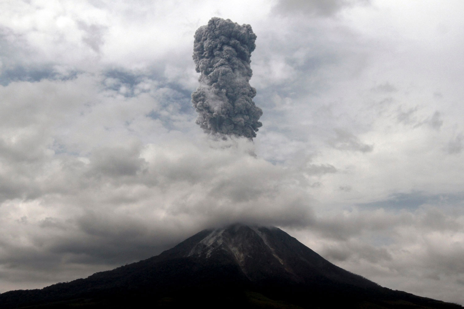 El volcán Sinabung entra en erupción y obliga a desalojar a miles de personas