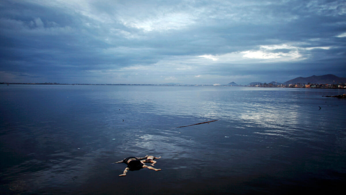 Los cuerpos sin vida de cientos de filipinos siguen apareciendo, entre los escombros o en el mar