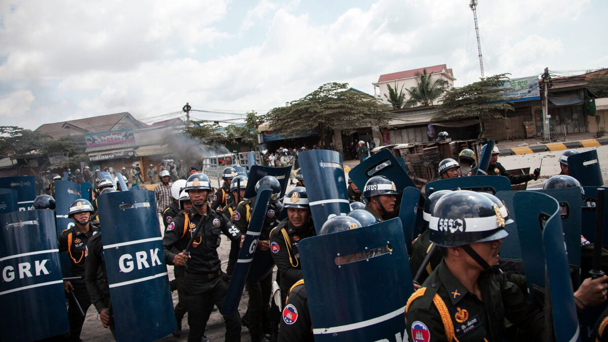 Un muerto y varios heridos en manifestaciones del sector textil en Camboya