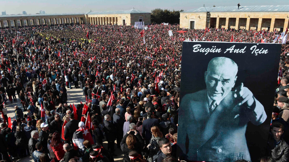 Los turcos festejan más que nunca el aniversario del fundador de su estado laico moderno Atatürk