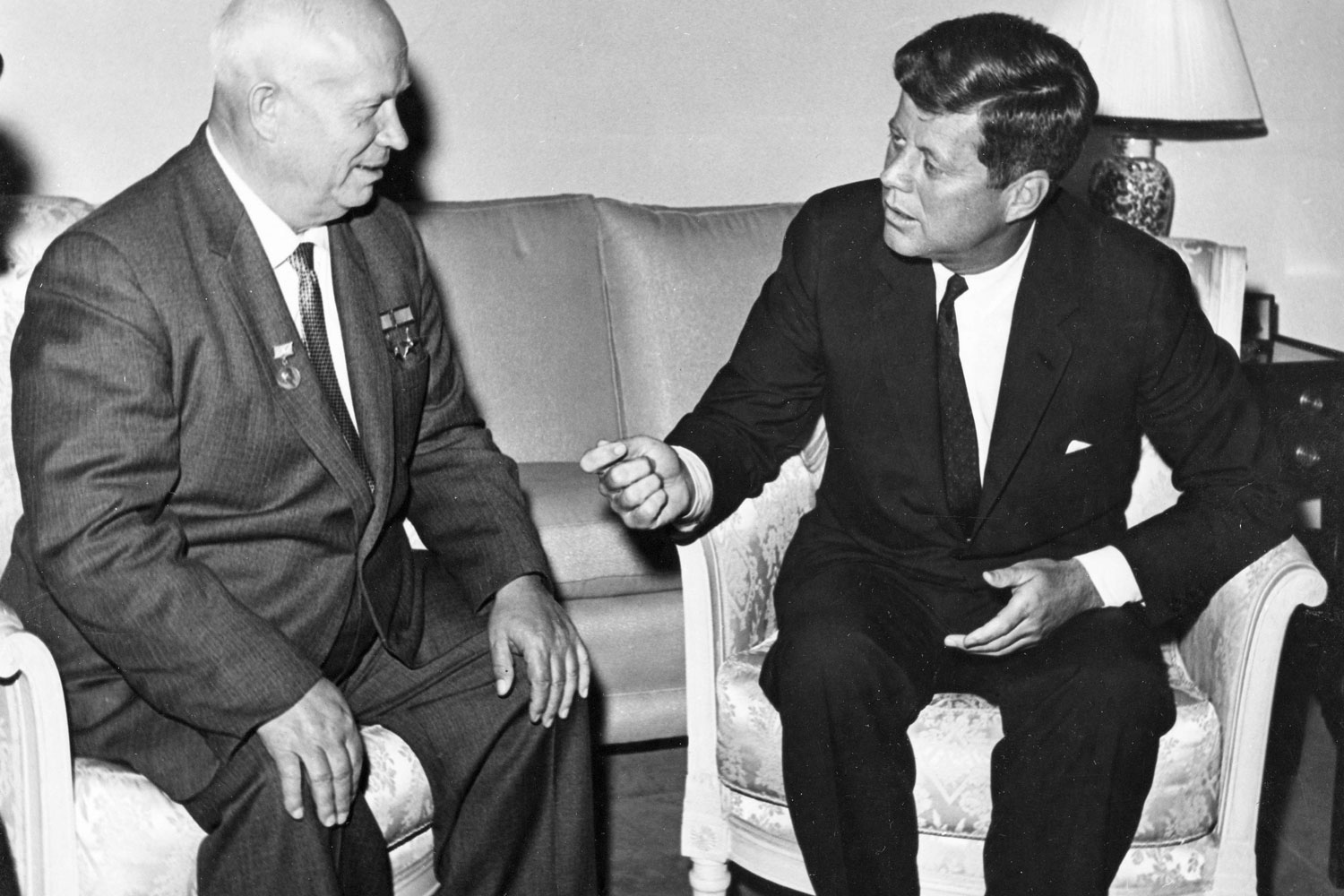 La reunión de John Kennedy con Khrushchev evitó el enfrentamiento atómico con la URSS