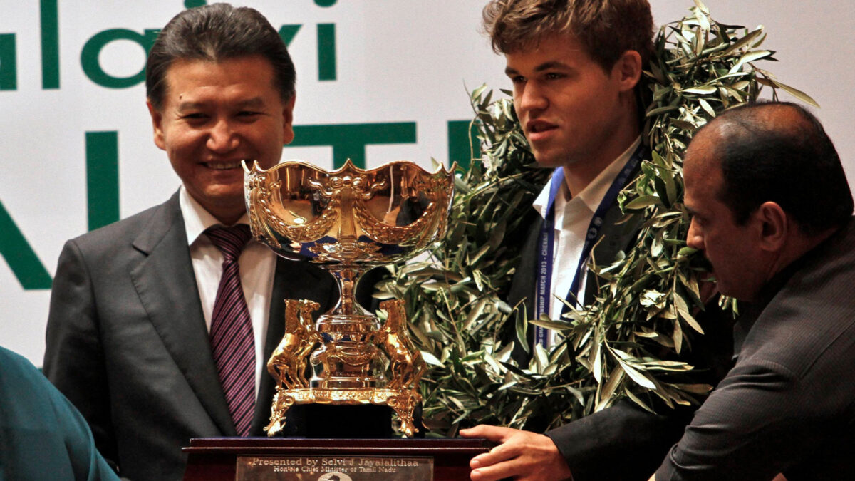 Magnus Carlsen recoge su trofeo de campeón mundial de ajedrez