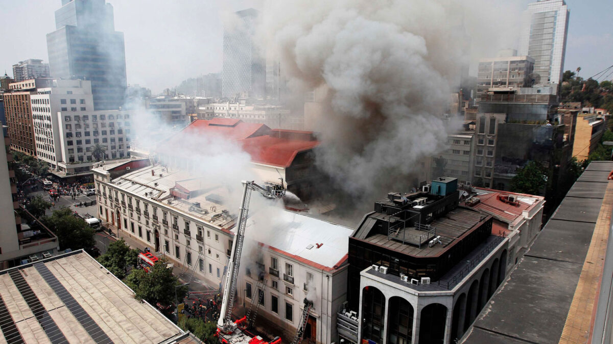 Arde el histórico Teatro Municipal de Santiago de Chile