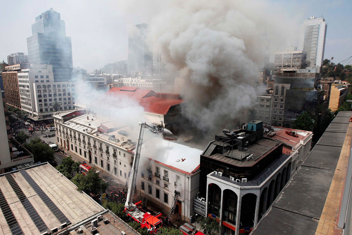 Arde el histórico Teatro Municipal de Santiago de Chile