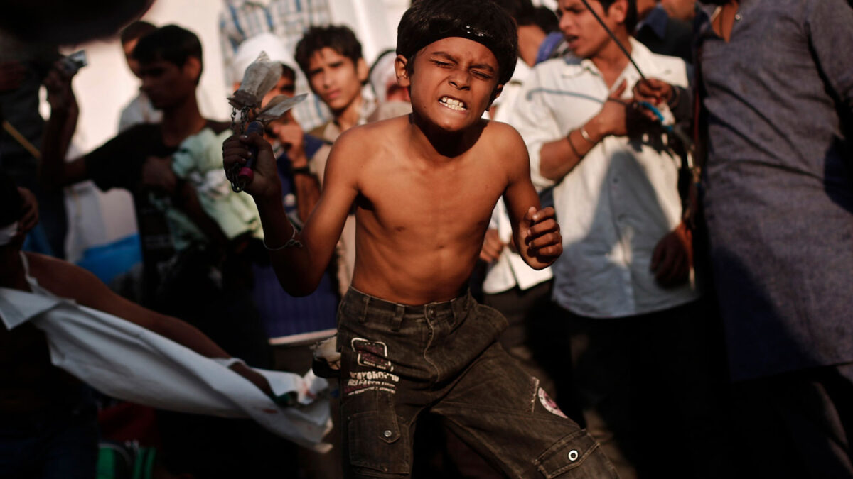 Los niños también participan en los cánticos y procesiones.