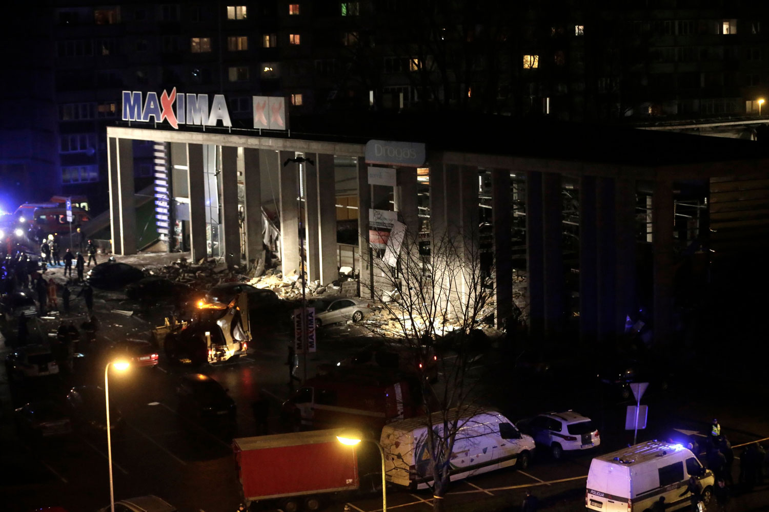 El derrumbe de un tejado en un supermecado de Riga deja al menos cuatro muertos y 30 atrapados