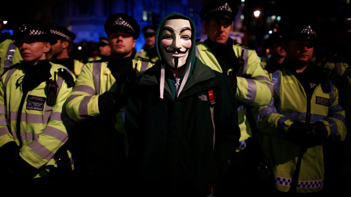 Británicos protestan en Guy Fawkes contra el precio de la electricidad y los recortes presupuestario