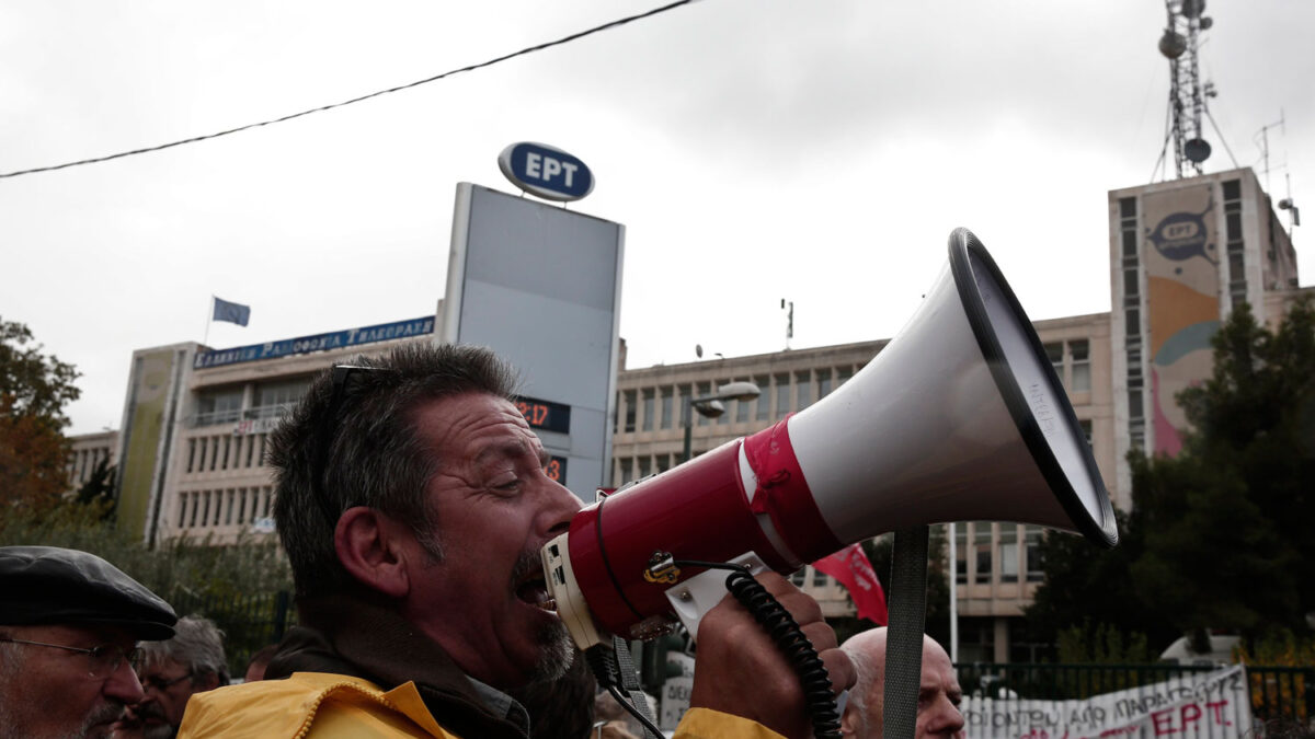 La policía desaloja en Grecia por la fuerza la televisión pública tras cinco meses de encierro