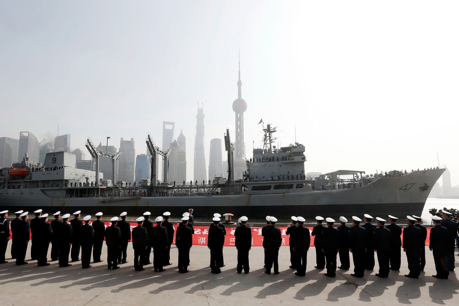 Ejército chino da la bienvenida a la marina de Pakistán en Shangai