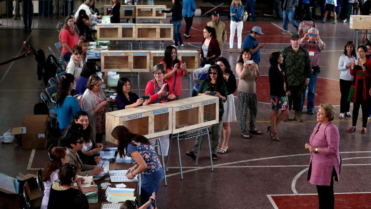 Bachelet gana en Chile pero se ve obligada a una segunda vuelta