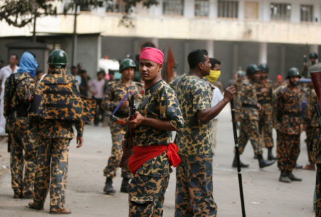 Un tribunal de Bangladesh condena a 152 soldados de 850 por un motín en el que murieron 74 personas