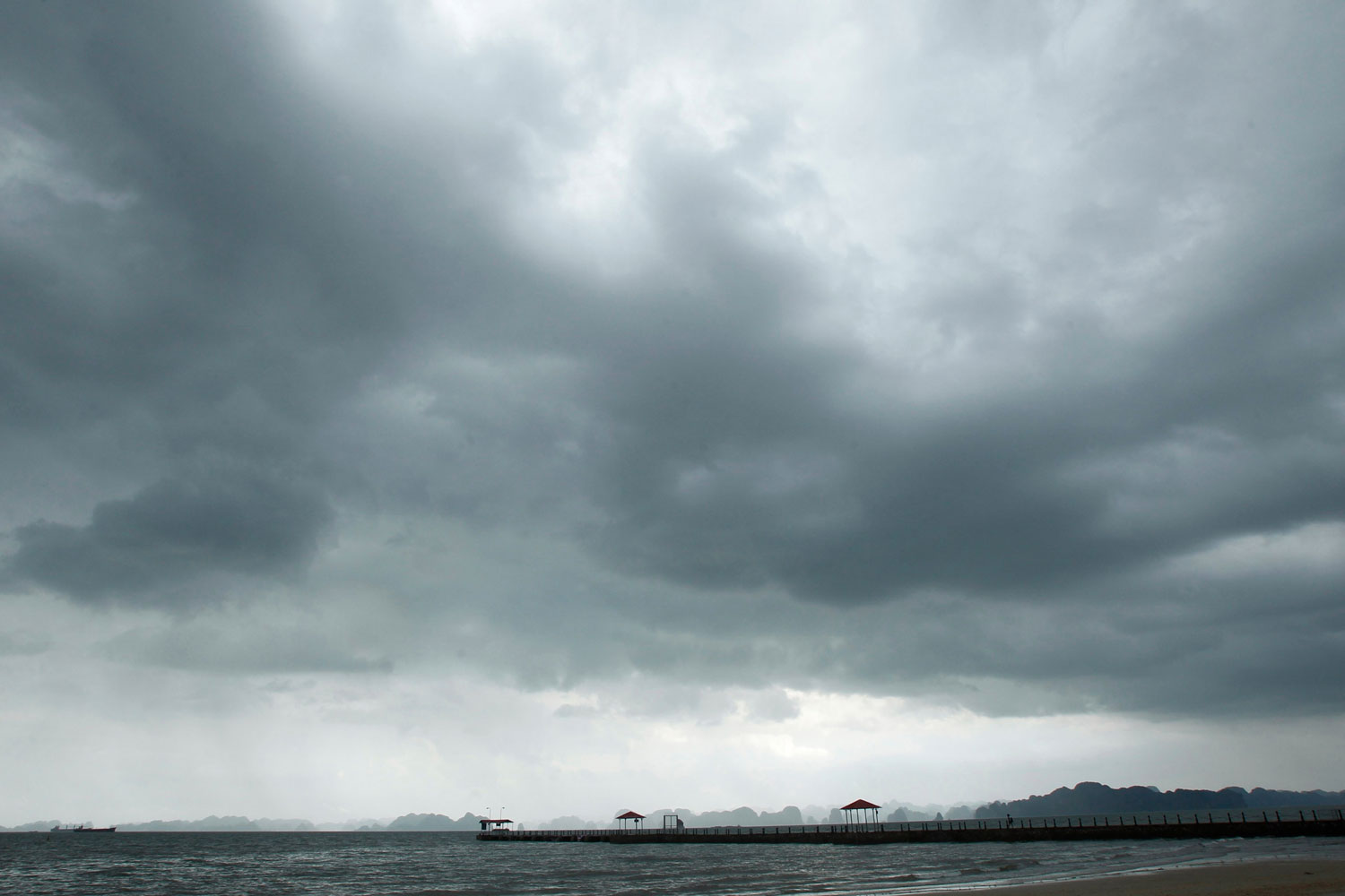 Haiyan se debilita antes de llegar a China y agoniza azotando el destino vietnamita Ha Long Bay